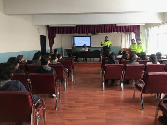 Kars’ta Lise Öğrencilerine Trafik Kuralları Anlatıldı