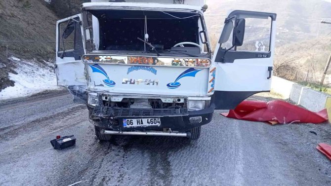 Freni Boşalan Kamyon Bariyerlere Çarptı: 3 Yaralı