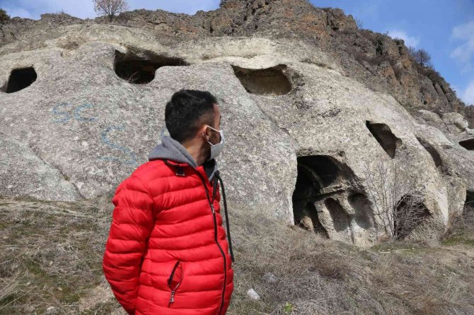 Bin 500 Yıllık Tarihe Sprey Boyalı Tahribat