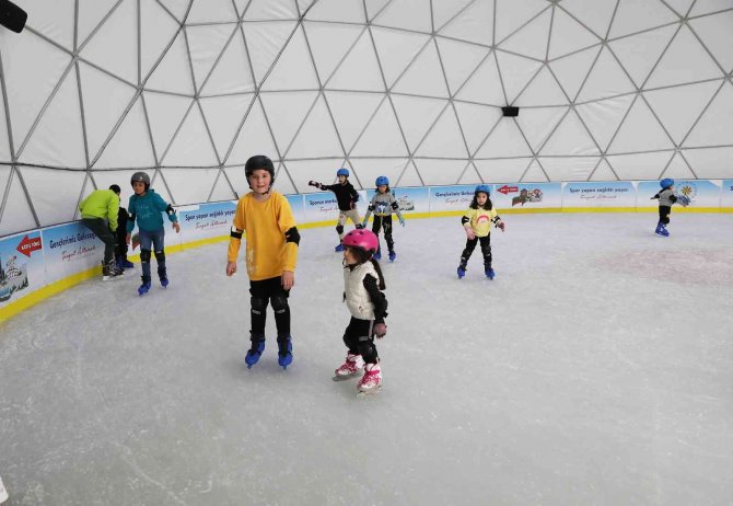 Keçiören’deki Buz Pateni Pistine Beklenenin Üstünde İlgi