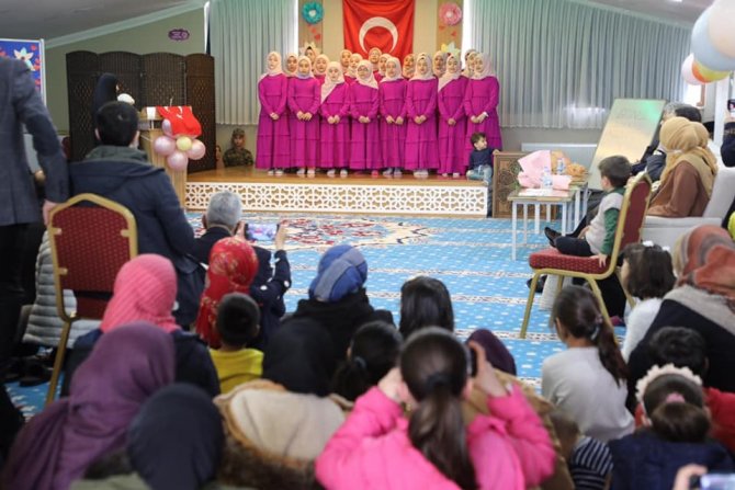 Kız Kur’an Kursu Öğrencilerinden Anlamlı Program