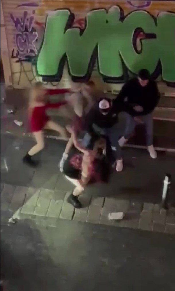 Kadıköy’de Kızların Saç Saça Baş Başa Kavgası Kamerada