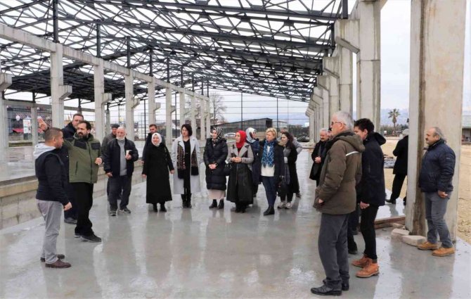 Çiftçiler, Tıbbi Ve Aromatik Bitkilerin İşlendiği Tesisleri Gezdi
