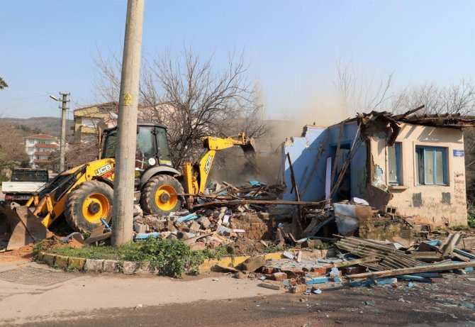 Körfez’de Metruk Binalar Yıkılıyor