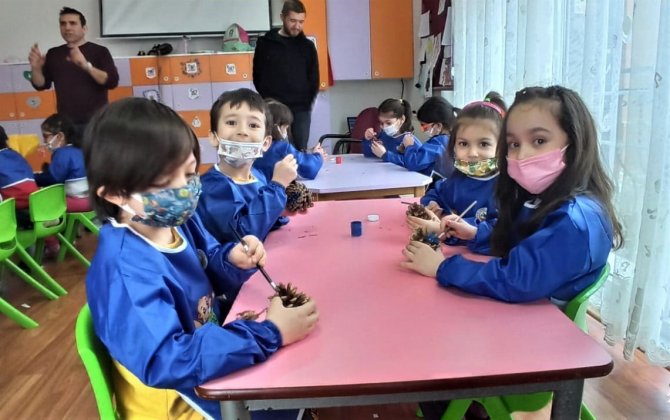 Kütahya’da Anaokulunda Kozalak Boyama Etkinliği