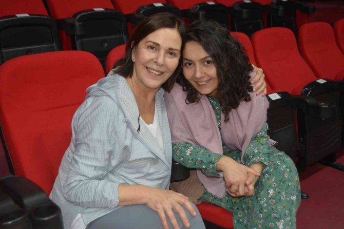 Usta Oyuncu Lale Mansur Ve Gizem Aldemir- “Acı Kaybımız” İle Büyüledi