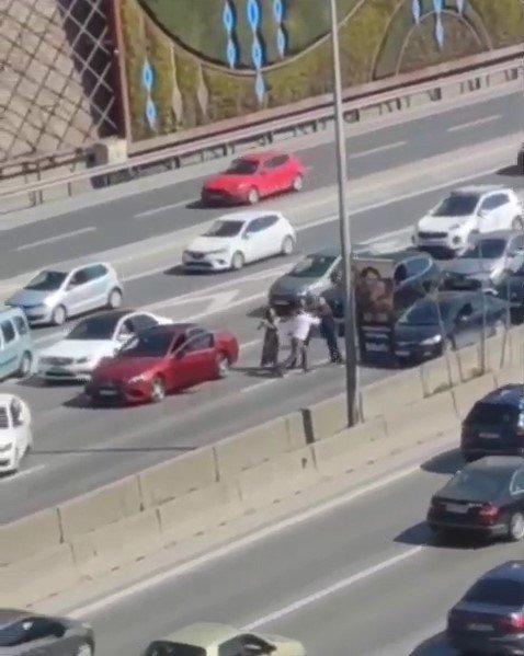 Maltepe’de Araçları Durdurup Yumruk Yumruğa Kavga Ettiler