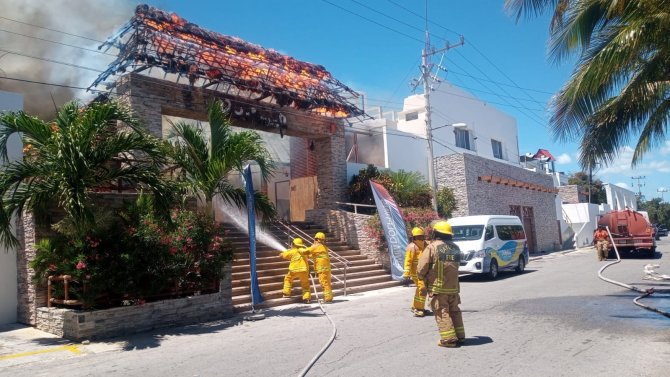 Meksika’da Kadınlar Adası’nda Yangın Çıktı