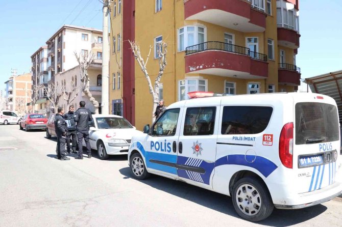 Merdivenlerden Düşen Adam Öldü