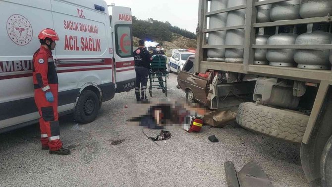 Muğla’da Otomobil Park Halindeki Kamyona Çarptı: 1 Ölü 1 Yaralı
