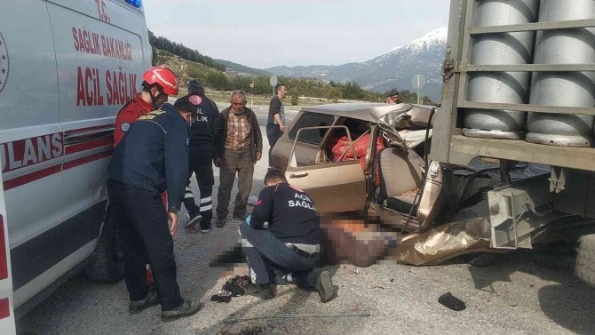 Muğla’da Otomobil Park Halindeki Kamyona Çarptı: 1 Ölü 1 Yaralı