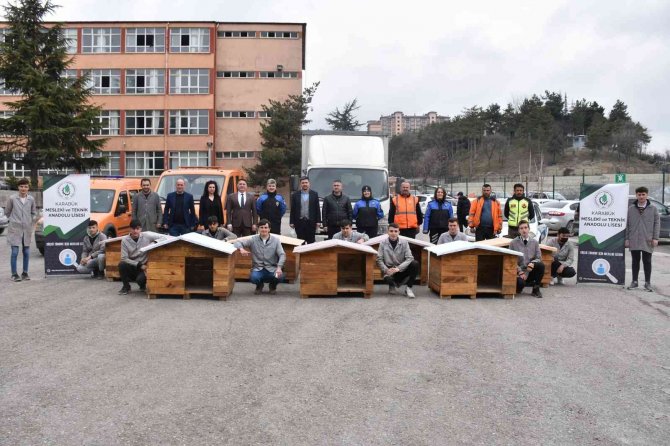 Lise Öğrenciler Can Dostları İçin Atıl Ürünlerden Köpek Kulübeleri Yaptı