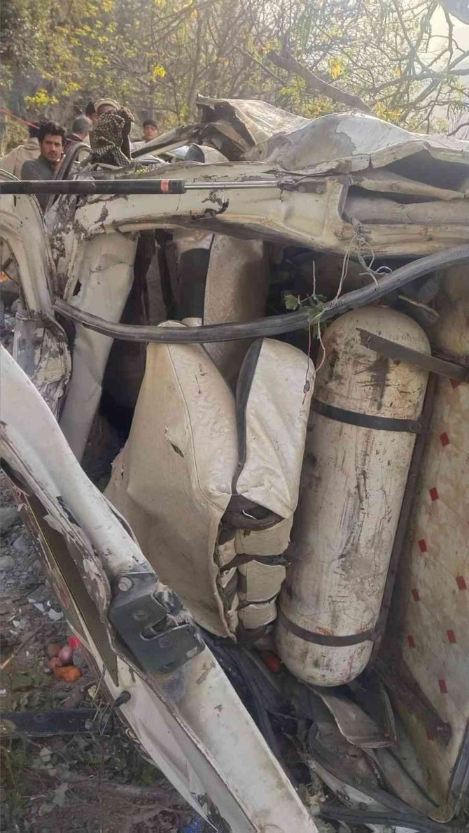 Pakistan’da Yolcu Minibüsü Devrildi: 10 Ölü