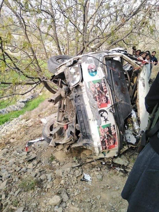 Pakistan’da Yolcu Minibüsü Devrildi: 10 Ölü