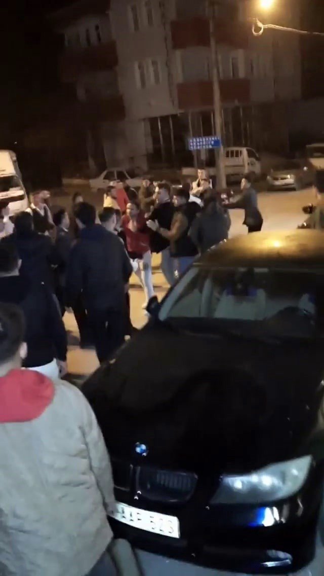 Düğün Sonrası İki Grup Arasında Kavga Çıktı, Yumruklar Havada Uçuştu