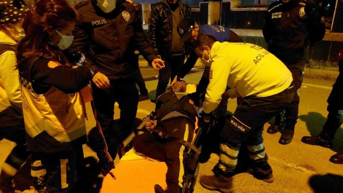 Alkollü Şahıs Kendini Araçların Önüne Attı