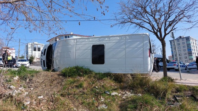 Öğrenci Servisi İle Cip Çarpıştı: 10 Öğrenci Yaralı