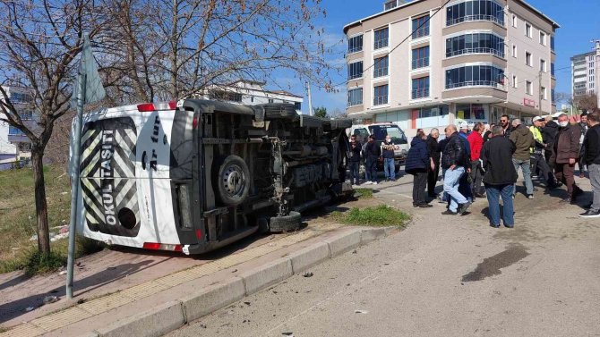 Öğrenci Servisi İle Cip Çarpıştı: 9’u Öğrenci 15 Yaralı