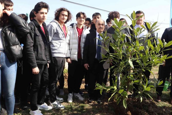Vali Dağlı Öğrencilerle Birlikte Okul Bahçesinde Fidan Dikti