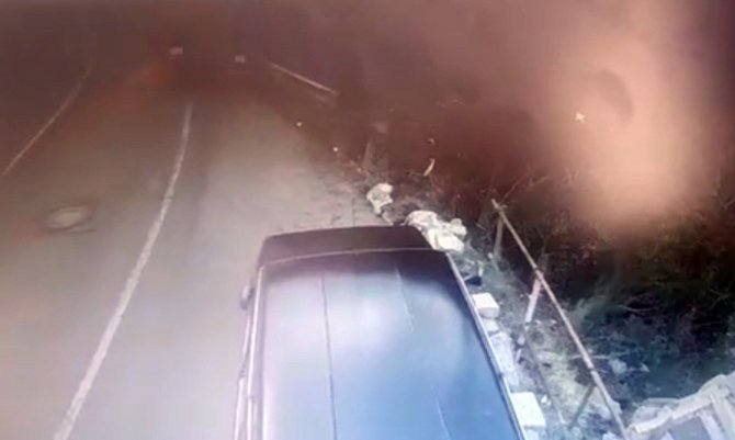 İ̇stanbul’da Akıl Almaz Kaza Kamerada: Kamyonet Uçurumdan Alt Sokağa Uçup Yan Yattı