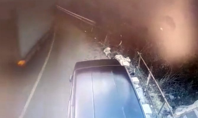 İ̇stanbul’da Akıl Almaz Kaza Kamerada: Kamyonet Uçurumdan Alt Sokağa Uçup Yan Yattı