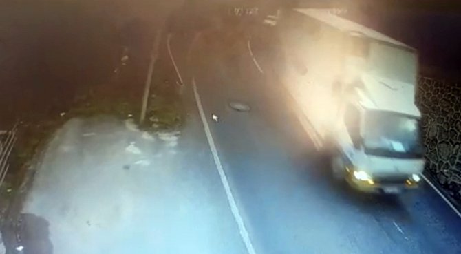 İ̇stanbul’da Akıl Almaz Kaza Kamerada: Kamyonet Uçurumdan Alt Sokağa Uçup Yan Yattı