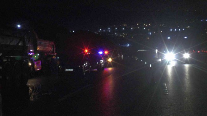 Şile Yolunda Hafriyat Kamyonu Bariyerleri Kırıp Karşı Şeride Geçti: 2 Hafif Yaralı