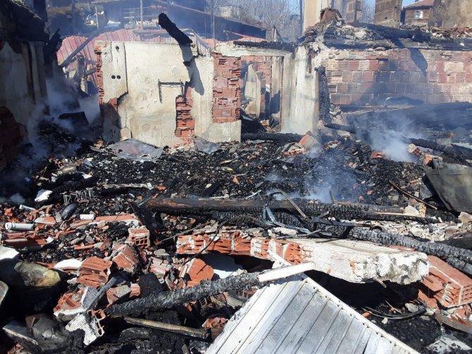 Sinop’ta İki Katlı Ev Yanarak Küle Döndü