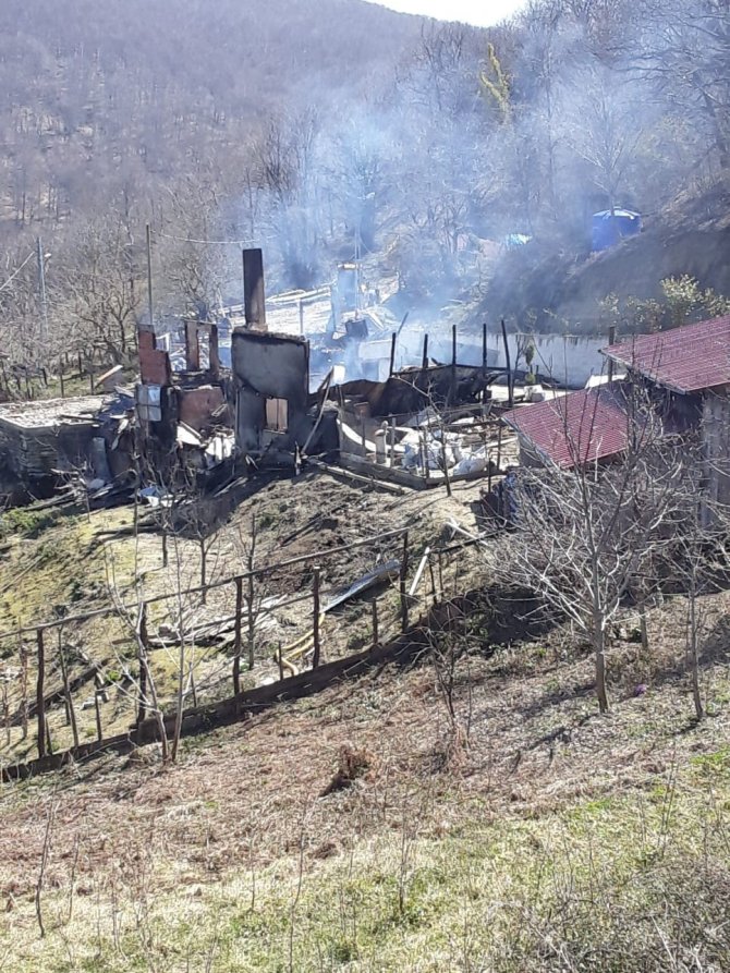 Sinop’ta İki Katlı Ev Yanarak Küle Döndü