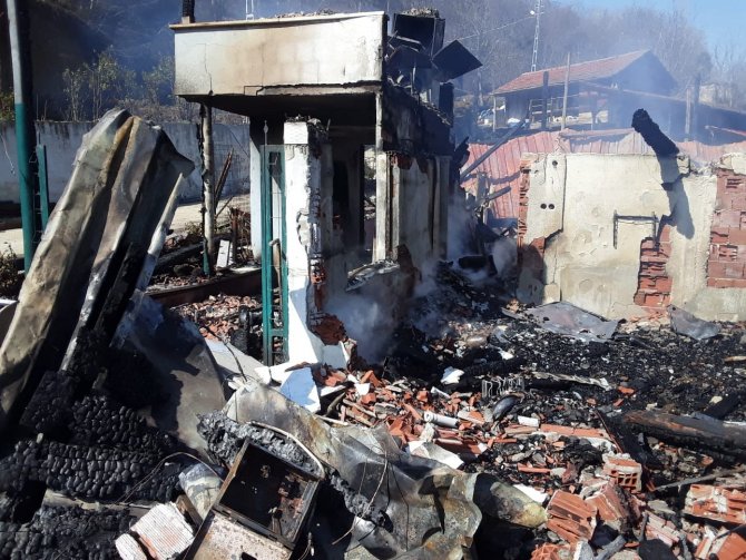 Sinop’ta İki Katlı Ev Yanarak Küle Döndü