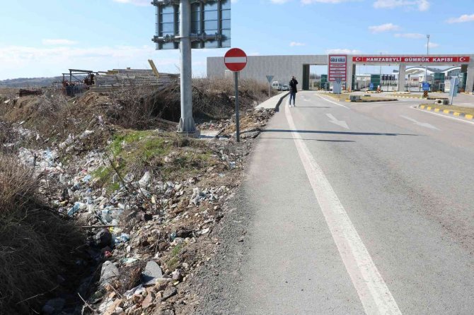 Sınırda Tır Kuyruğu 20 Kilometreyi Buldu, Şoförler Mülteci Nöbeti Tutuyor