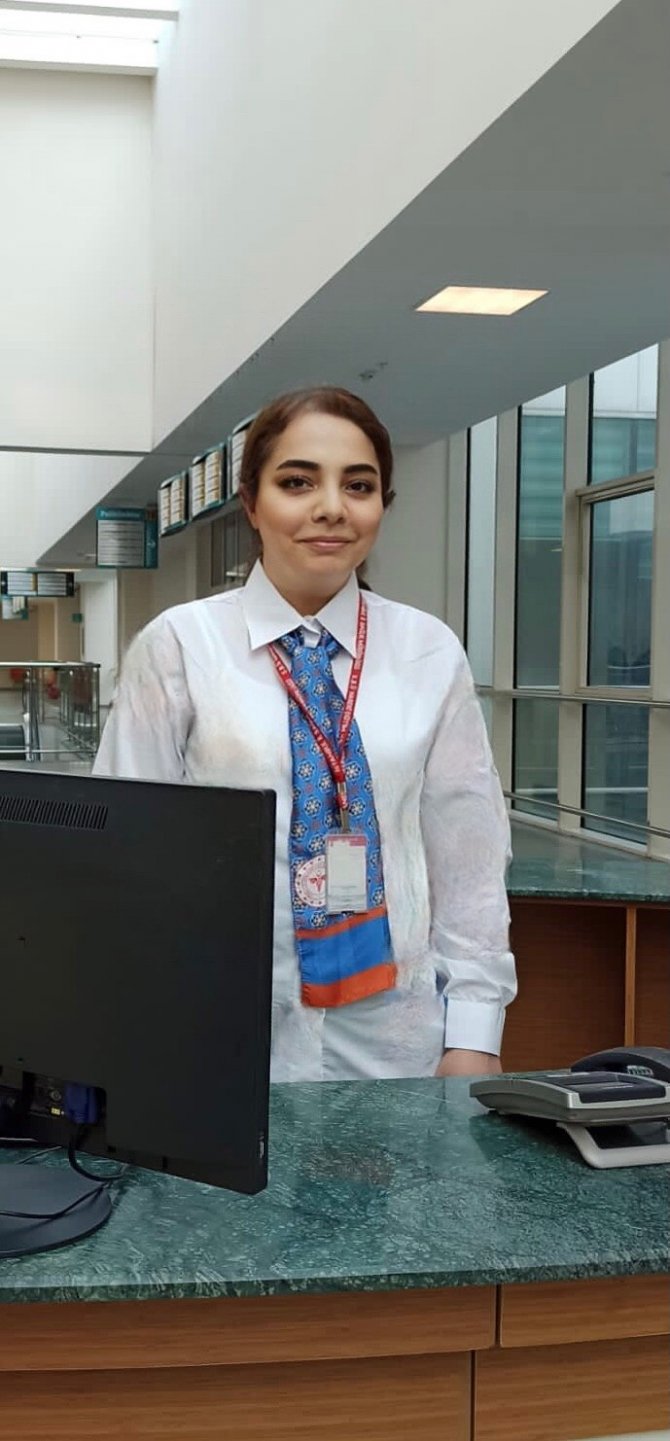 Moda Tasarımcısı Safiye Ekiz, Sağlık Çalışanları İçin Fular Tasarladı