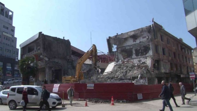 130 Esnafın Tahliye Edildiği İşhanının Yıkımına Başlandı