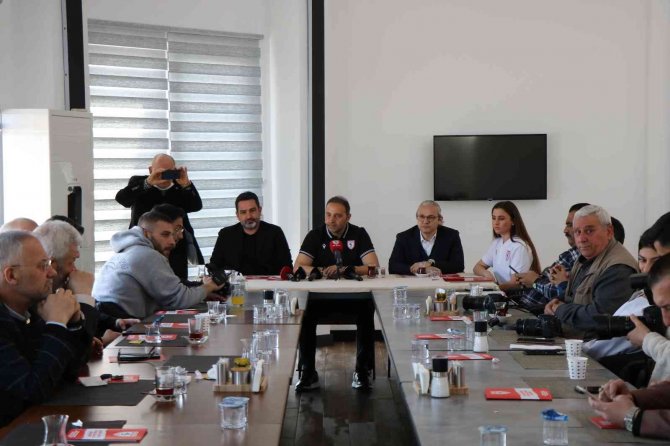 Fuat Çapa: “İ̇lk 6 Hedefi İçin, Kalan 9 Maç Çok Önemli”