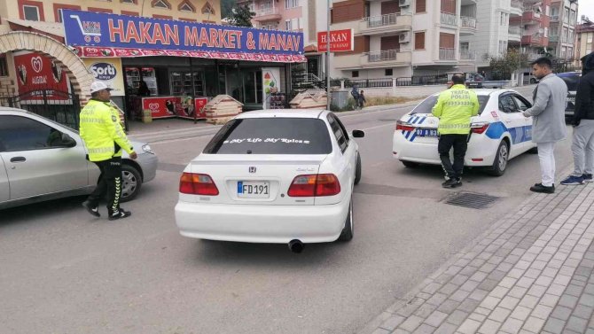 Gürültü Kirliliği Oluşturan Araç Sürücüne Ceza Kesilip, Araç Trafikten Men Edildi
