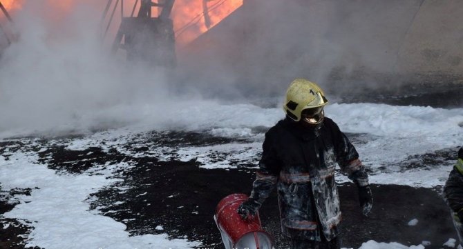 Lutsk’ta Vurulan Petrol Deposunda Çıkan Yangına Müdahale Sürüyor