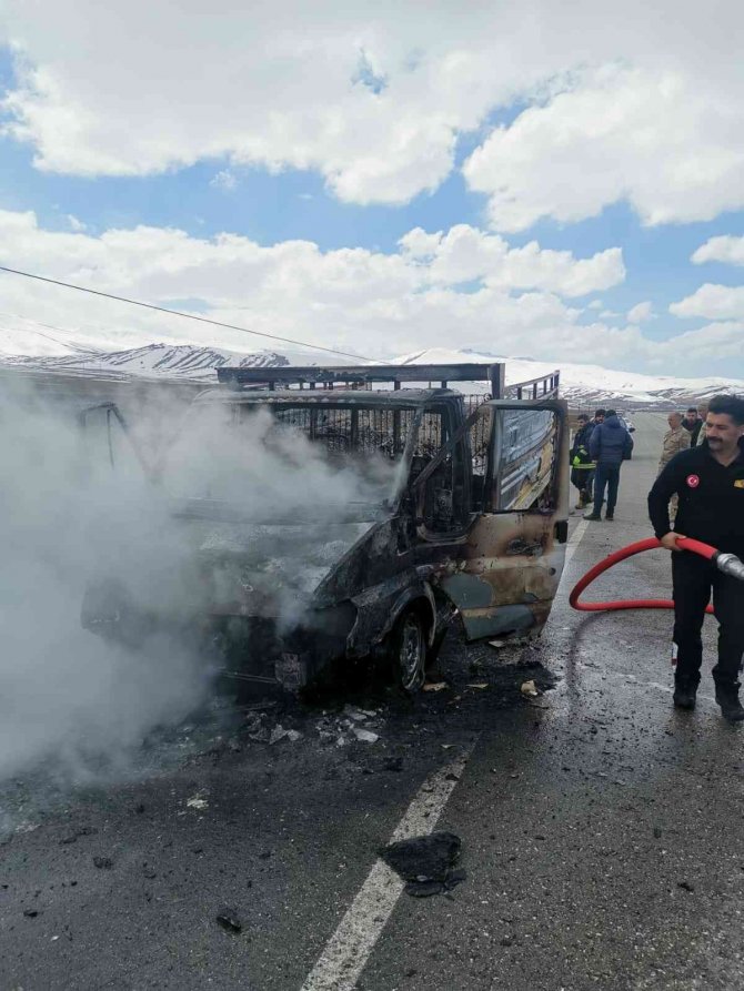 Seyir Halindeki Kamyonet Alev Alev Yandı