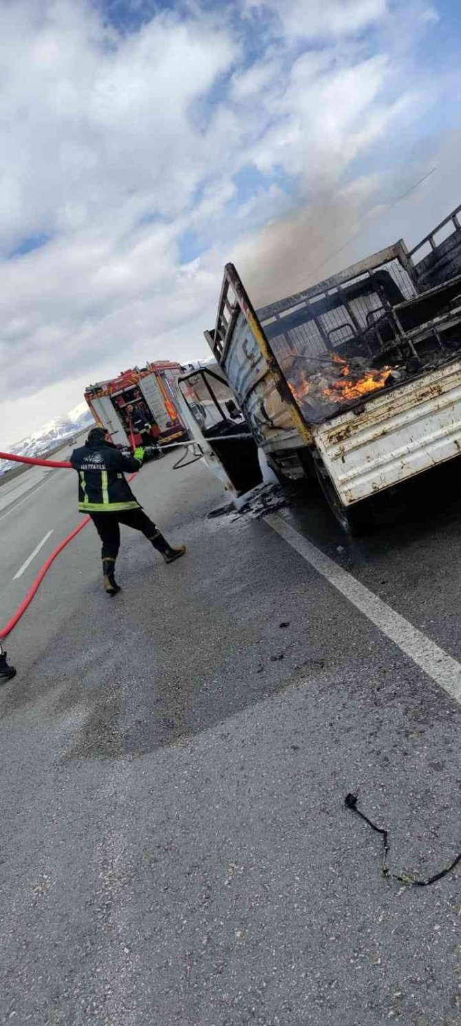 Seyir Halindeki Kamyonet Alev Alev Yandı