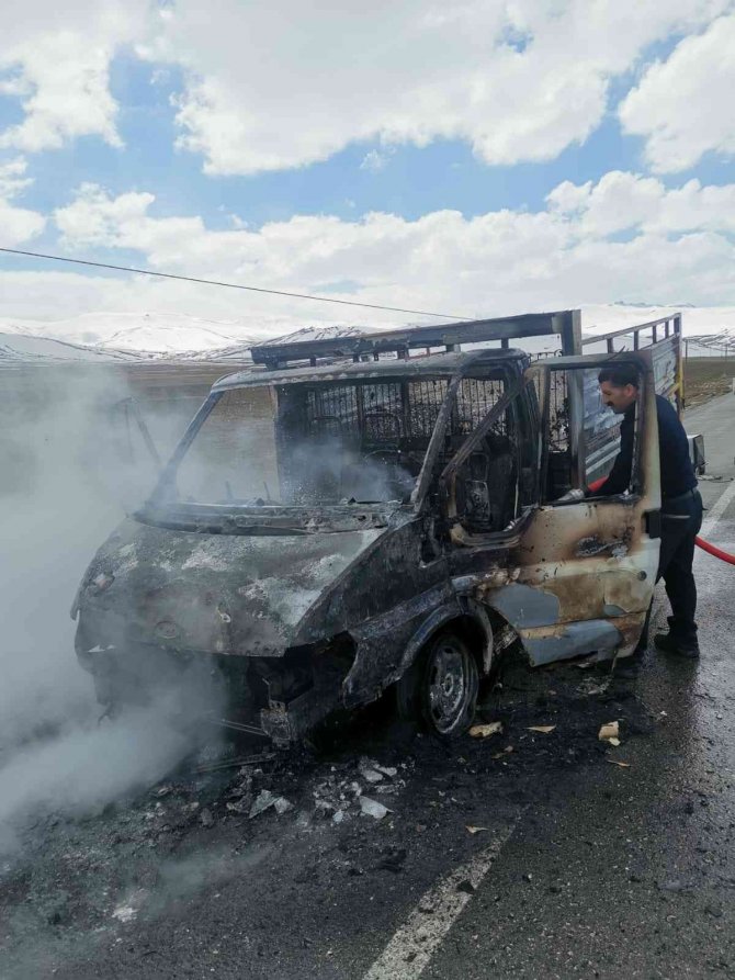 Seyir Halindeki Kamyonet Alev Alev Yandı