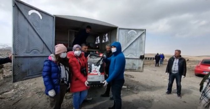 Sokak Hayvanları İçin Mama Ve Su Bırakıldı