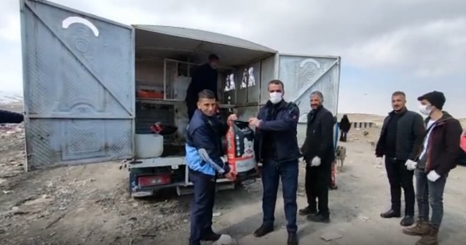 Sokak Hayvanları İçin Mama Ve Su Bırakıldı