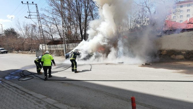 Alev Alev Yanan Otomobil Kullanılamaz Hale Geldi