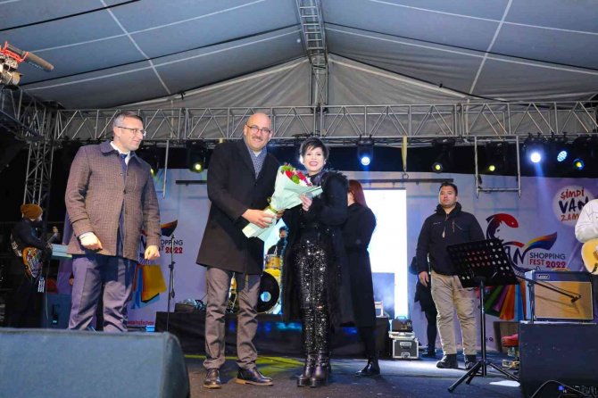Şarkıcı Aydilge Hayranlarını Coşturdu
