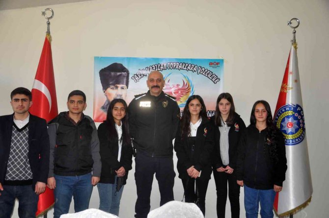 Yüksekovalı 40 Öğrenci, İ̇stanbul Ve Çanakkale Gezisine Uğurlandı