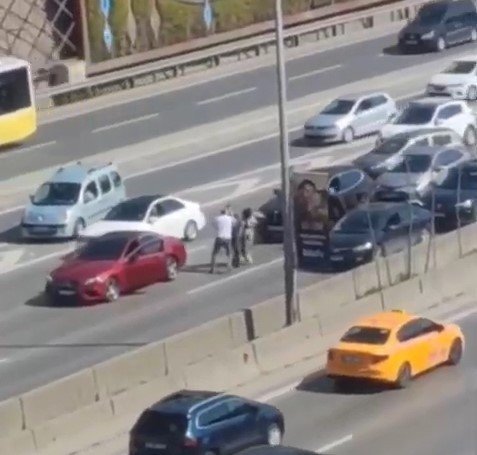 Maltepe’de Araçları Durdurup Yumruk Yumruğa Kavga Ettiler