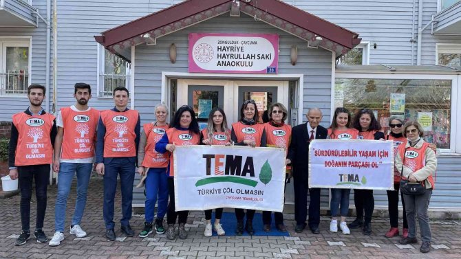 Fidanlar Minik Eller Tarafından Toprakla Buluşturuldu