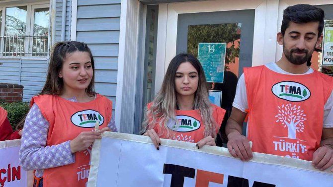 Fidanlar Minik Eller Tarafından Toprakla Buluşturuldu