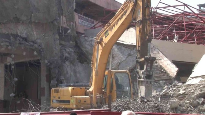 130 Esnafın Tahliye Edildiği İşhanının Yıkımına Başlandı