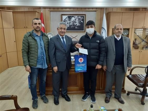 Kompozisyon Ve Şiir Dalında Dereceye Giren Öğrenciler Ödül