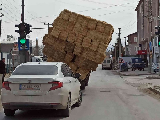 Saman Yüklü Kamyonet Sürücülerin Hayatını Hiçe Saydı